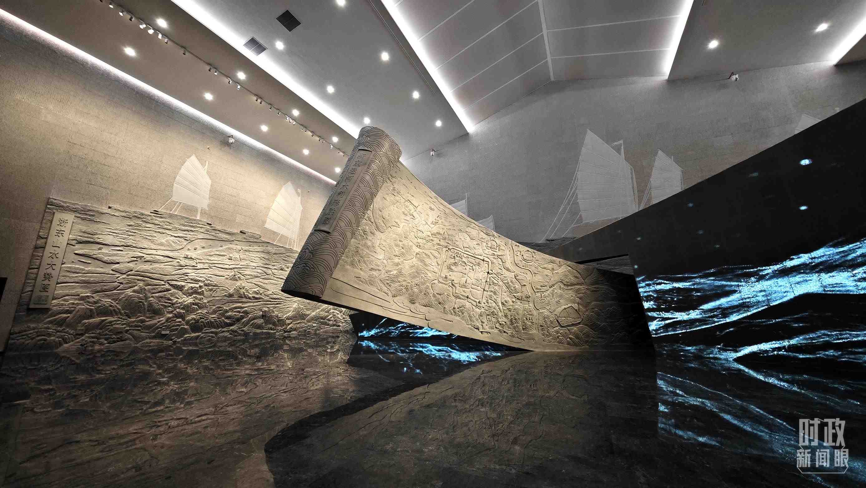 △博物館內(nèi)的《浙東運(yùn)河水利形勝圖》《浙東山水大勢(shì)圖》浮雕。（總臺(tái)央視記者彭漢明拍攝）