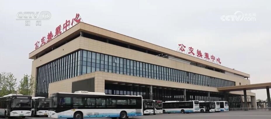 到場民眾觀看展覽。人民網(wǎng) 許可攝