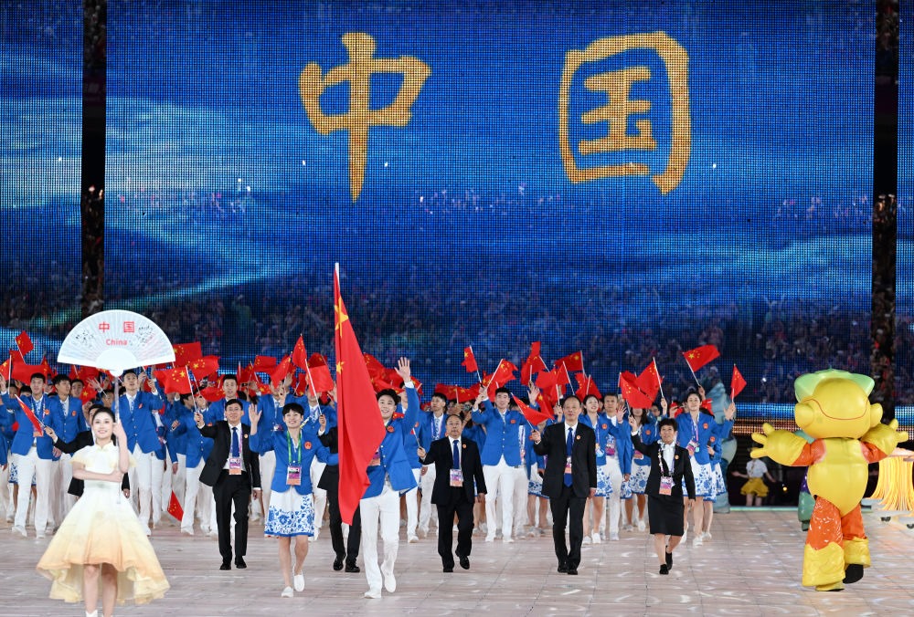 中國(guó)代表團(tuán)在開(kāi)幕式上入場(chǎng)。