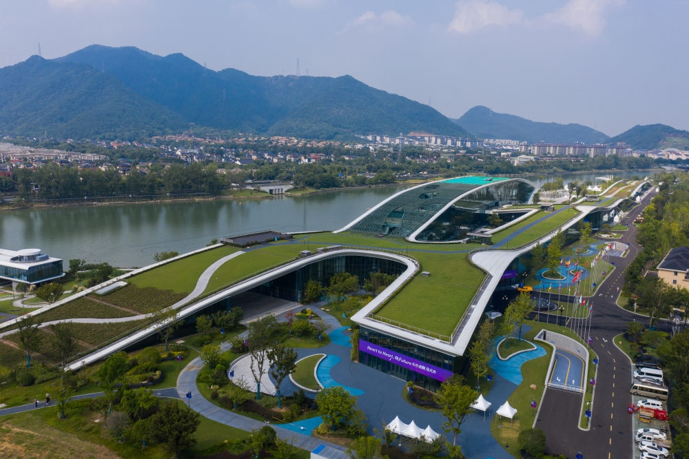 從空中俯瞰杭州富陽(yáng)水上運(yùn)動(dòng)中心，屋頂被綠植覆蓋。