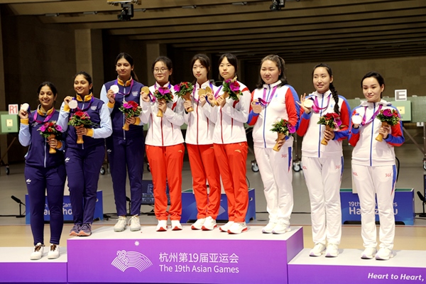 9月24日，杭州亞運(yùn)會(huì)射擊女子10米氣步槍團(tuán)體賽頒獎(jiǎng)儀式。人民網(wǎng)記者 胡雪蓉?cái)z