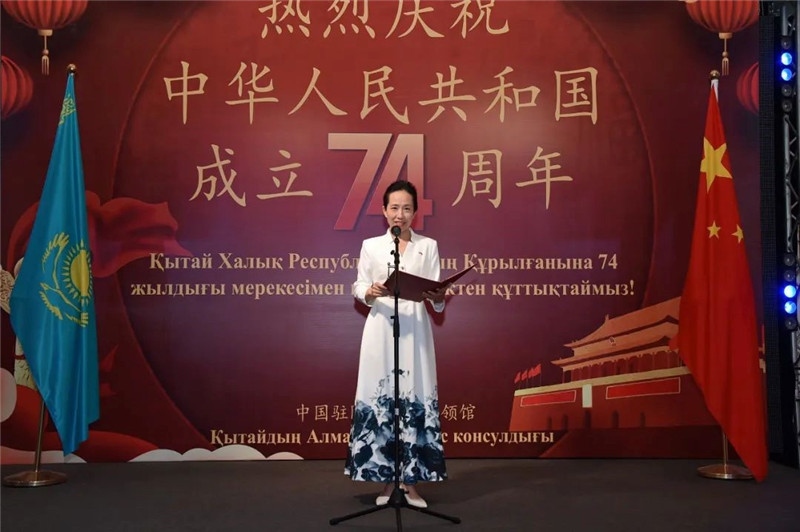 圖為蔣薇總領(lǐng)事致辭。駐阿拉木圖總領(lǐng)館供圖