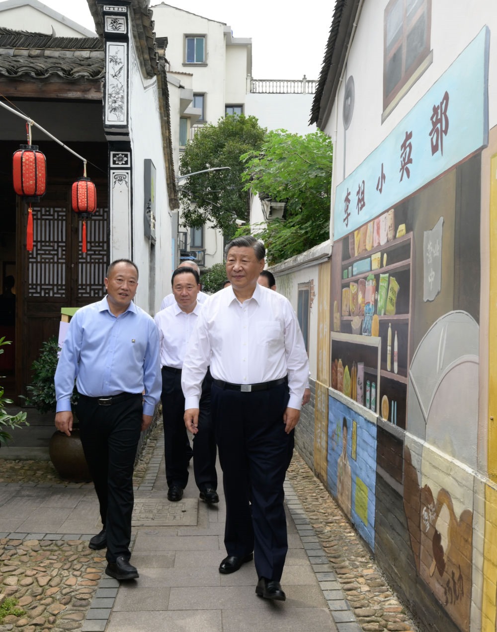 20日上午，習近平在金華市義烏市后宅街道李祖村考察。