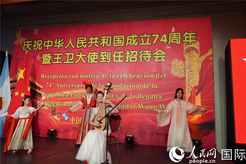 圖為招待會(huì)現(xiàn)場(chǎng)中國(guó)傳統(tǒng)樂器演奏和舞蹈展示。人民網(wǎng)記者 許放攝