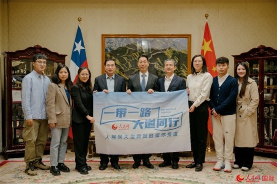 牛清報大使（中）與人民網(wǎng)、人民日報社記者合影。 人民網(wǎng)記者 張若涵攝