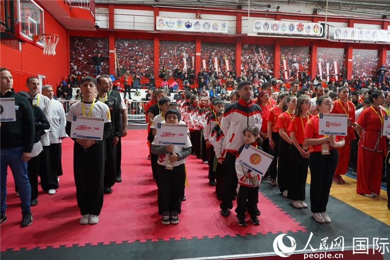 圖為開幕式現(xiàn)場運動員入場儀式。人民網(wǎng)記者 許放攝