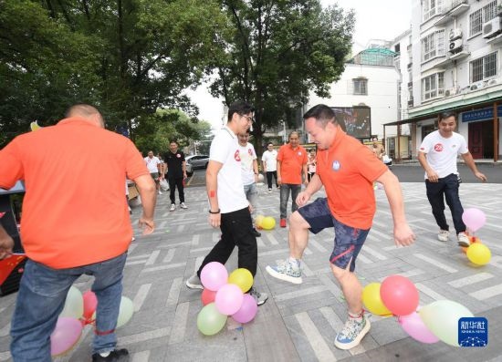 9月28日，在柯橋柯亭社區(qū)，各民族居民參加趣味運動會。