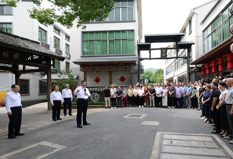 2023年9月20日，習(xí)近平在浙江省金華市義烏市后宅街道李祖村考察時，同群眾親切交流。