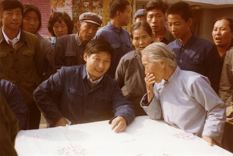 1983年，時任河北正定縣委書記的習(xí)近平（前排居中）臨時在大街上擺桌子聽取老百姓意見。