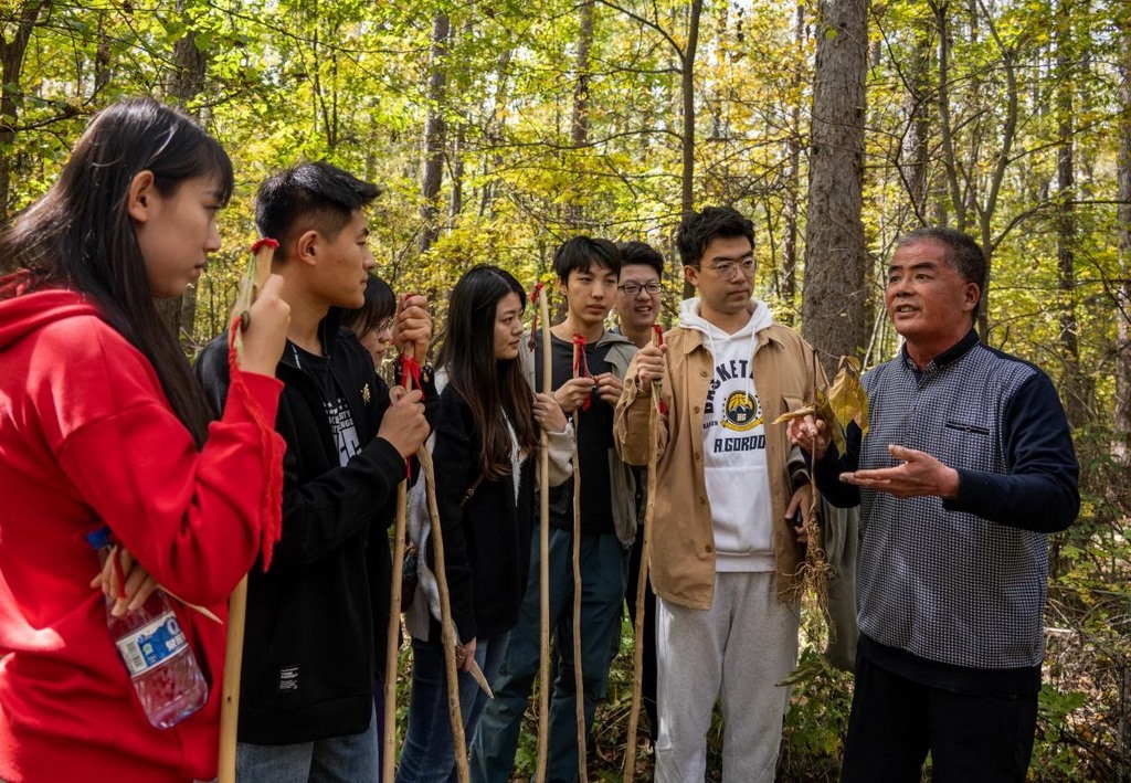 魏本勝為清華大學(xué)同學(xué)介紹長(zhǎng)白山人參文化。嚴(yán)磊攝
