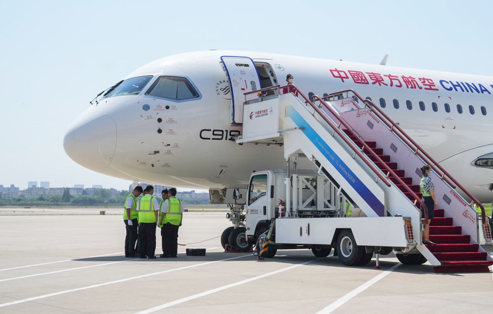 在上海虹橋國際機場停機坪拍攝的C919飛機（5月28日攝）。新華社記者 丁汀 攝