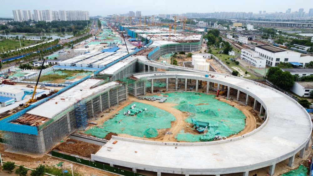 9月9日拍攝的?？谛潞８酆湍细邸岸€口岸”（貨運）集中查驗場所建設(shè)項目（無人機照片）。該項目是海南自貿(mào)港封關(guān)運作重點項目。新華社記者 楊冠宇 攝