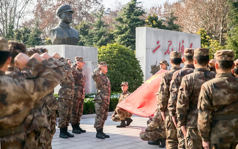 2018年12月14日，陸軍第71集團軍某合成旅王杰生前所在連官兵組織黨員重溫入黨誓詞