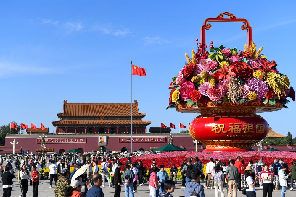 9月27日，市民游客在天安門廣場參觀“祝福祖國”巨型花籃。新華社記者 鞠煥宗 攝