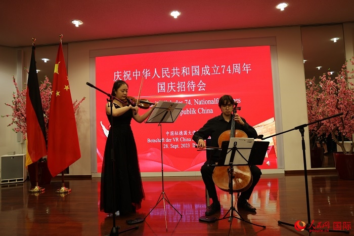 青年音樂家為來賓們現(xiàn)場演奏《我和我的祖國》。人民網(wǎng)記者 劉仲華攝