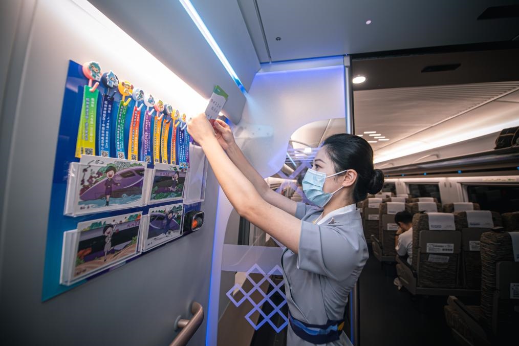 2023年9月16日，復(fù)興號(hào)亞運(yùn)智能動(dòng)車組列車正式載客運(yùn)營(yíng)。新華社記者 江漢 攝