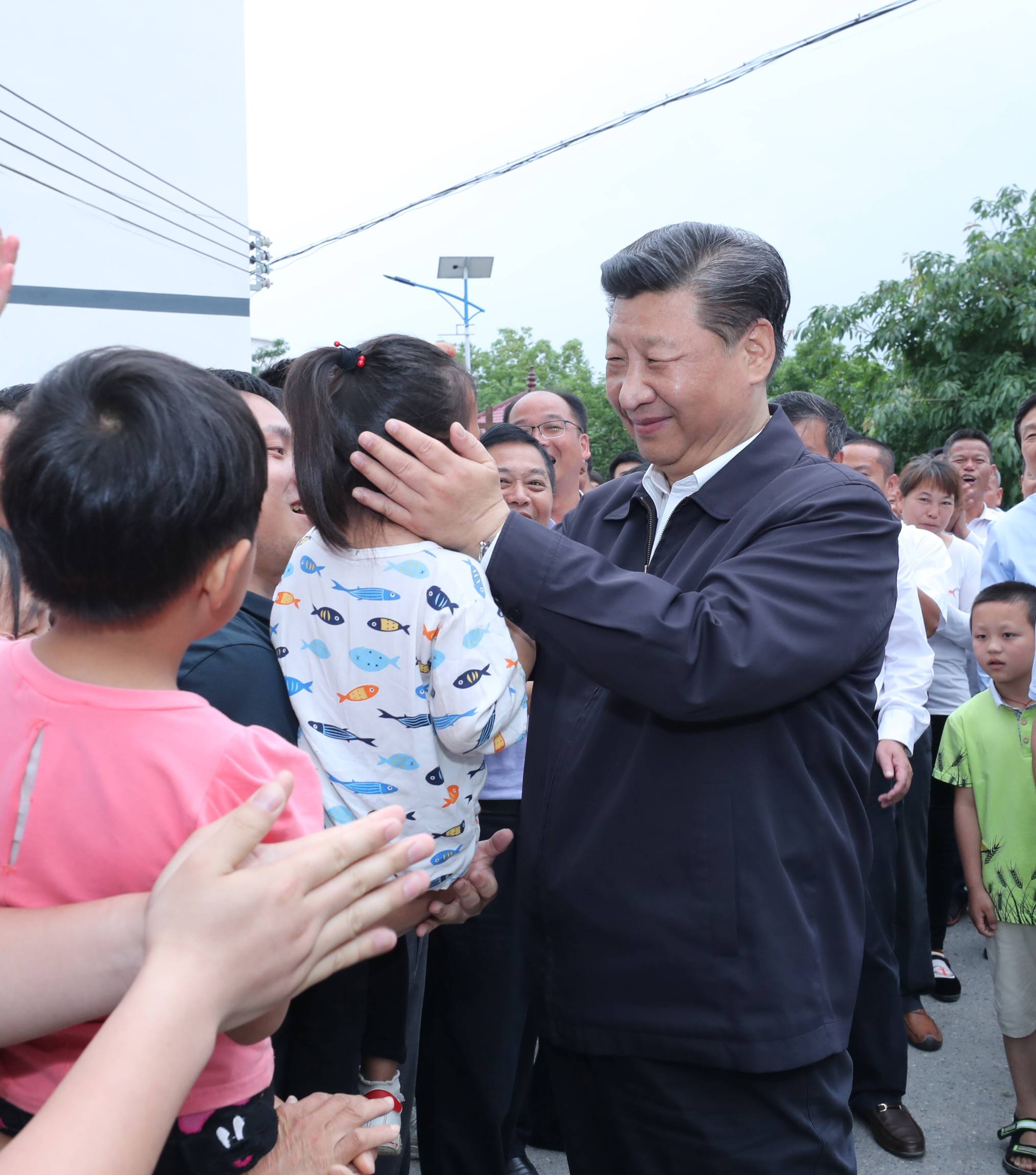 2019年5月20日，中共中央總書記、國家主席、中央軍委主席習近平深入贛南老區(qū)考察調(diào)研。這是習近平來到贛州市于都縣梓山鎮(zhèn)潭頭村親切看望老區(qū)群眾。新華社記者 鞠鵬 攝