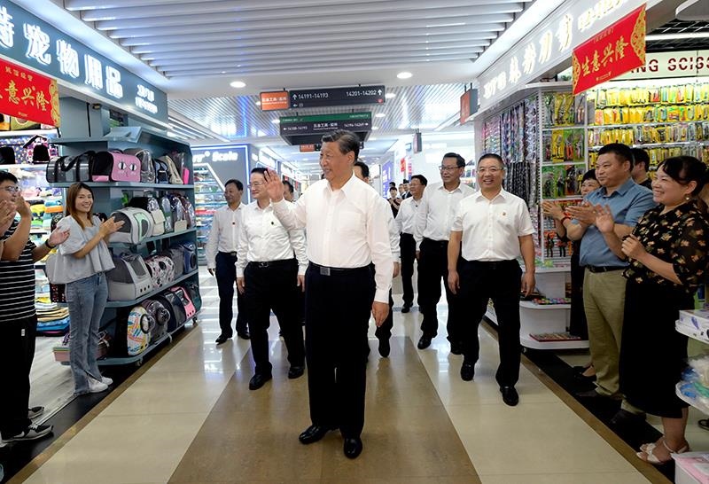 △2023年9月20日，習(xí)近平總書記在浙江義烏國(guó)際商貿(mào)城考察時(shí)，同商戶親切交流。