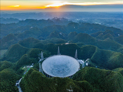 “中國天眼”全景（維護(hù)保養(yǎng)期間拍攝）。新華社記者 歐東衢 攝