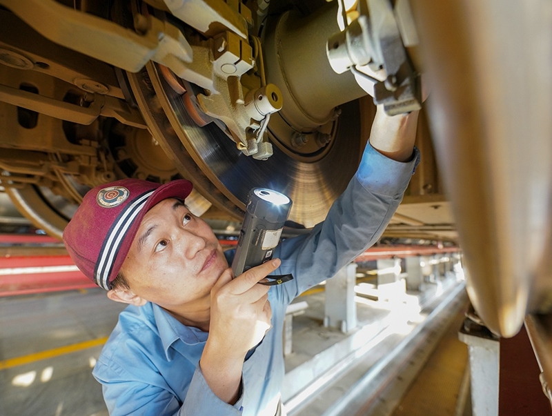 陳浦燕在對入庫動(dòng)車組進(jìn)行巡檢作業(yè)。受訪者供圖