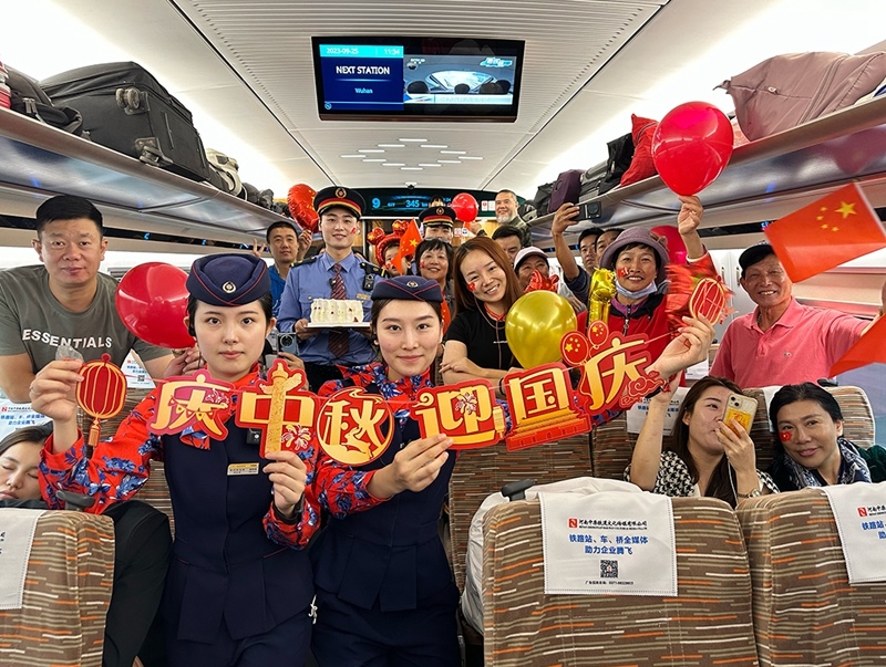 孫柄全與班組人員、旅客共同“慶中秋，迎國慶”。受訪者供圖