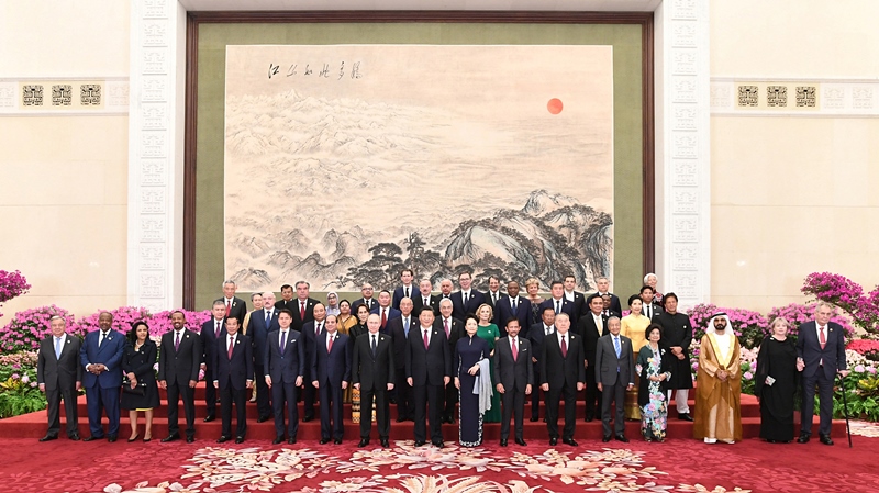 2019年4月26日，習(xí)近平主席和夫人彭麗媛在北京人民大會堂舉行宴會，歡迎出席第二屆“一帶一路”國際合作高峰論壇的外方領(lǐng)導(dǎo)人夫婦及嘉賓。這是習(xí)近平和彭麗媛同外方領(lǐng)導(dǎo)人夫婦及嘉賓合影留念。