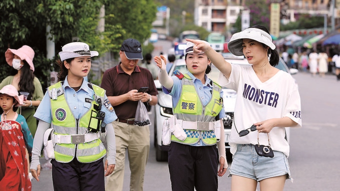 女子中隊隊員在小七孔景區(qū)給游客指路。莫玄毅攝
