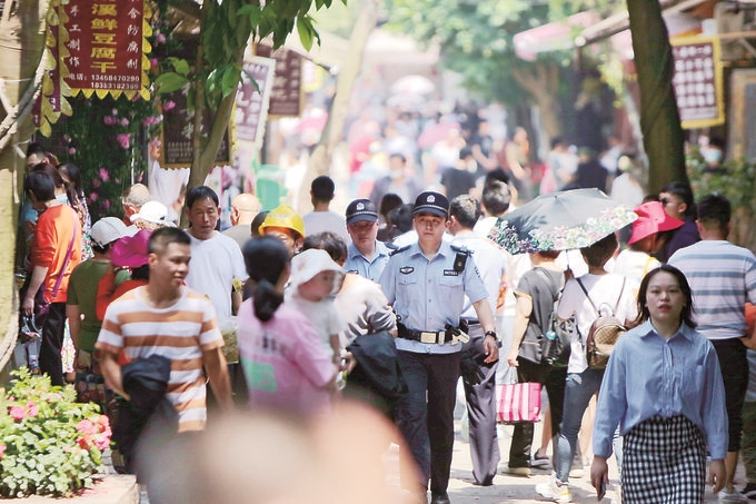 李莊派出所民警在古鎮(zhèn)景區(qū)巡邏。胡澎攝