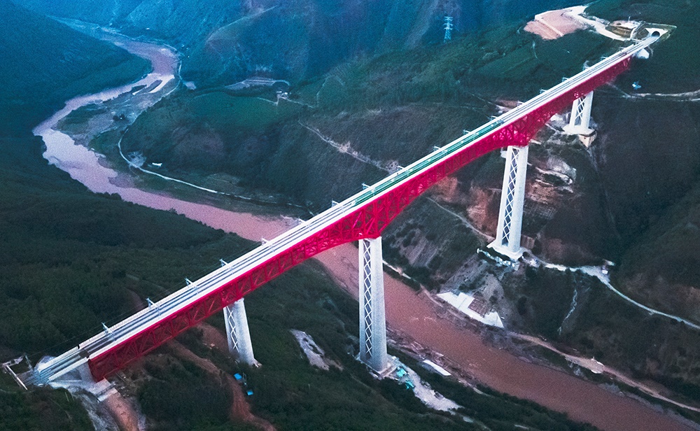 中老鐵路首發(fā)列車駛過(guò)中國(guó)云南省元江哈尼族彝族傣族自治縣境內(nèi)的元江雙線特大橋（2021年12月3日攝，無(wú)人機(jī)照片）。