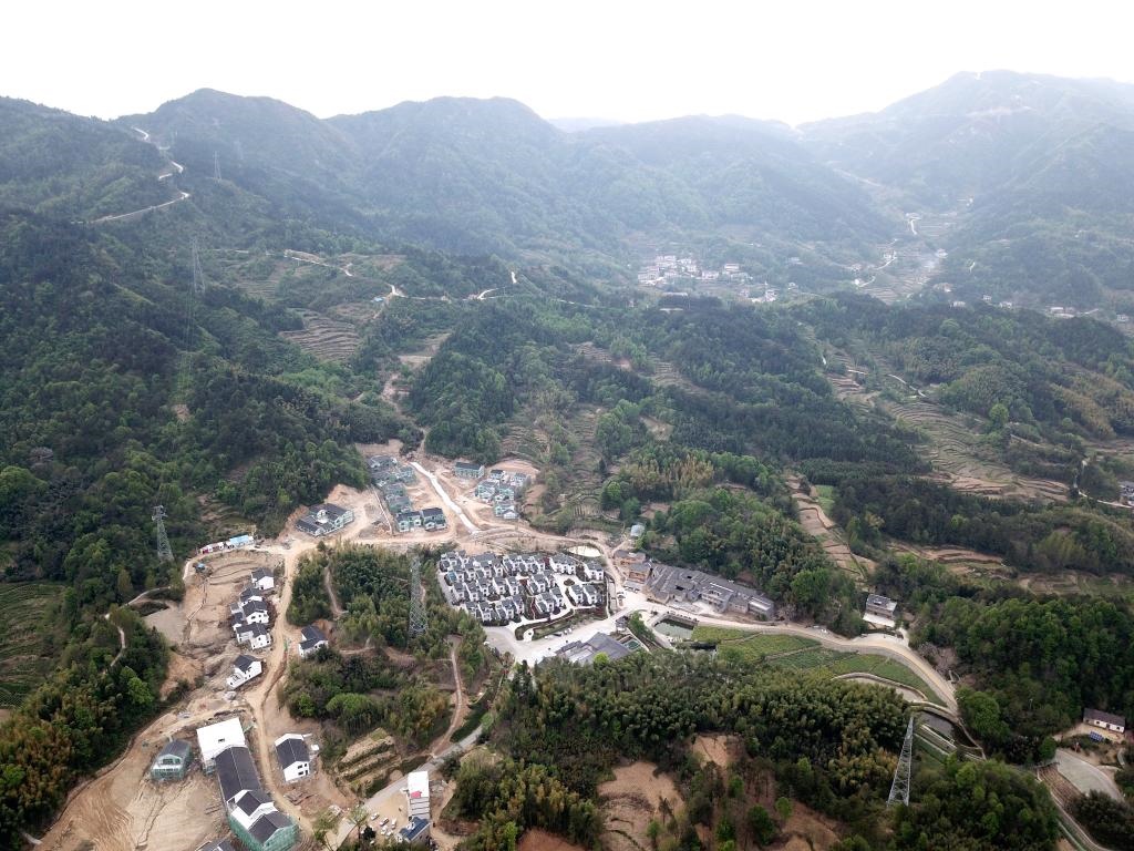 這是2020年4月16日拍攝的金寨縣大灣村村民新居（無(wú)人機(jī)照片）。新華社記者劉軍喜攝