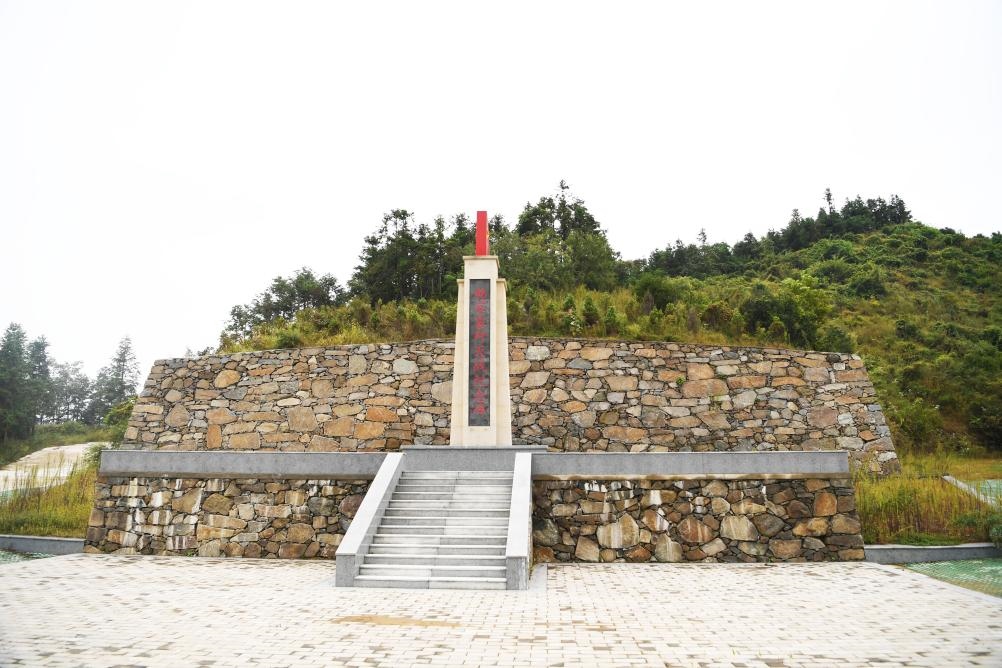 這是9月27日拍攝的田鋪大塆后山上的“韓家寨殲滅戰(zhàn)紀(jì)念碑”。新華社記者張浩然攝