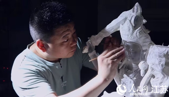 正在精雕細琢的東海水晶。 人民網(wǎng) 范堯攝