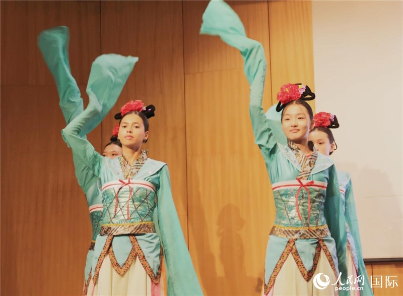 兩國(guó)文化志愿者共同表演中國(guó)傳統(tǒng)舞蹈。人民網(wǎng)記者 陳海琪攝