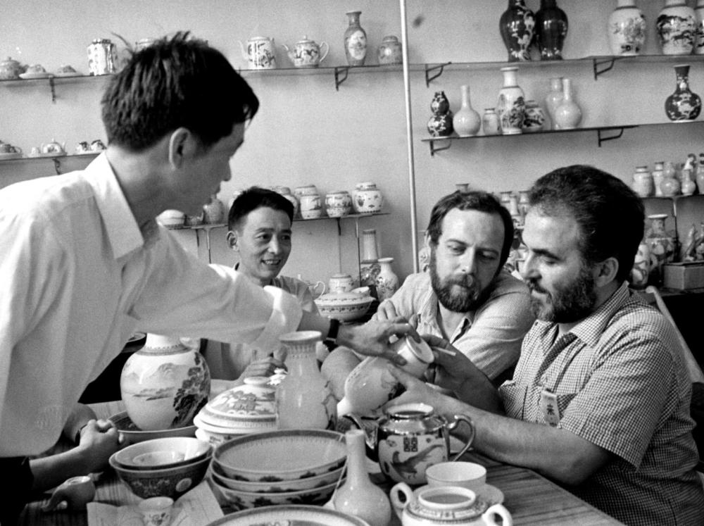 ↑ 在1978年的廣交會(huì)上，意大利客商在洽談選購(gòu)景德鎮(zhèn)瓷器。