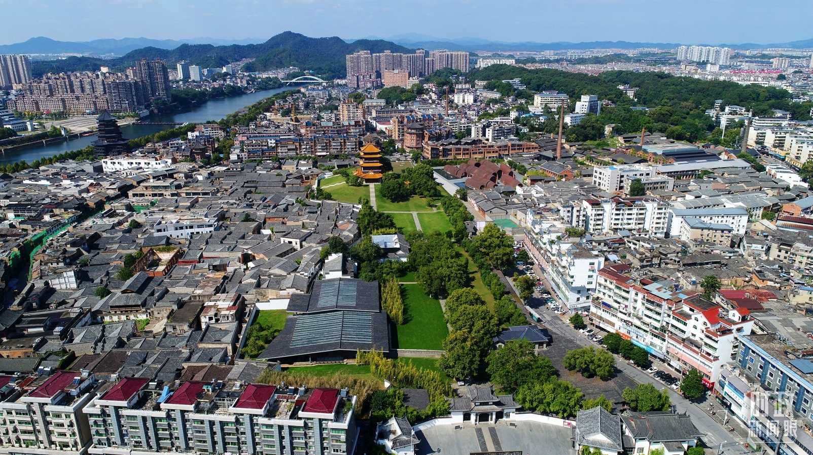 △景德鎮(zhèn)陶陽里歷史文化街區(qū)俯瞰。（總臺央視記者范凱拍攝）