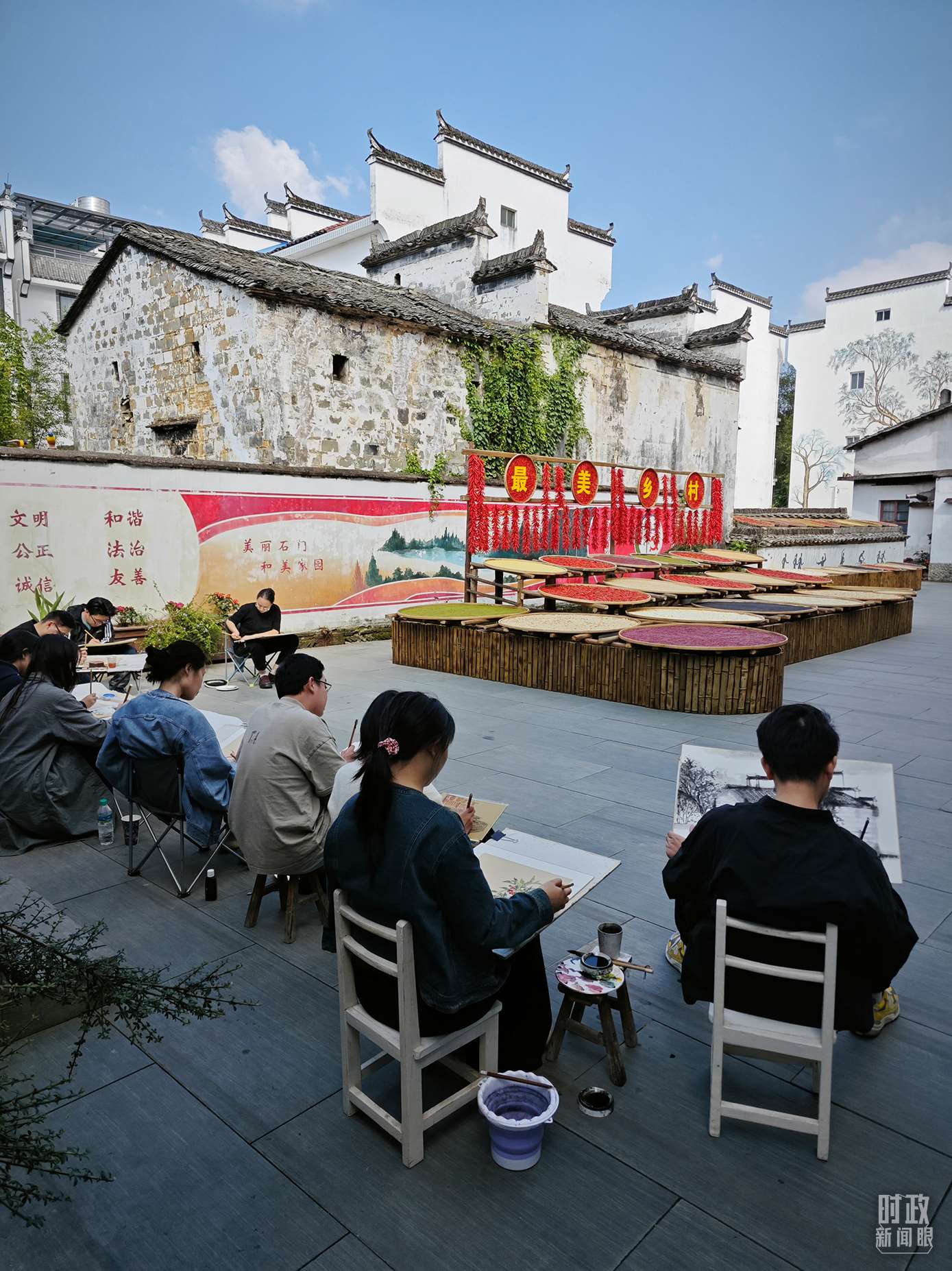 △來自中國美術(shù)學(xué)院的同學(xué)在石門村寫生。（總臺央視記者郁振一拍攝）