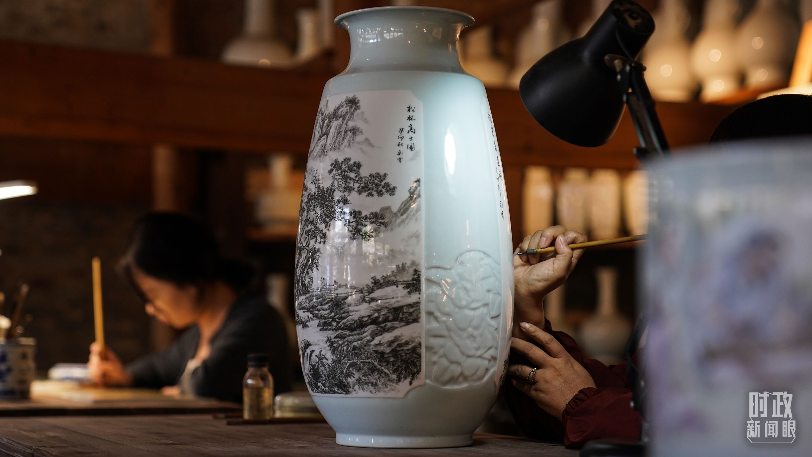 △陶瓷畫師正在繪制瓷器。（總臺國廣記者李晉拍攝）