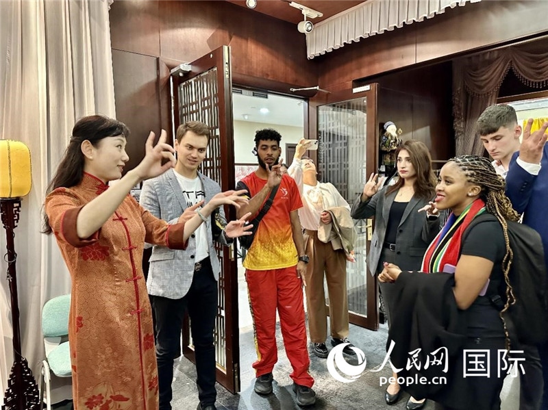 國際民間人士代表團參觀古北市民中心昆曲教室。人民網記者 周雨攝