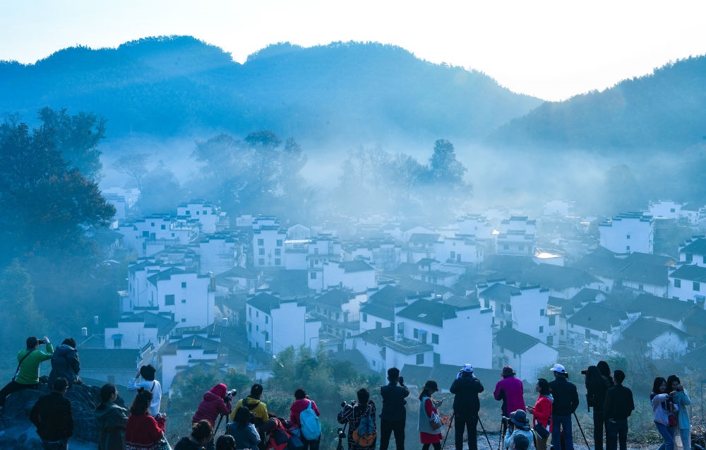 游客在婺源縣石城村游玩（2019年11月8日攝）。