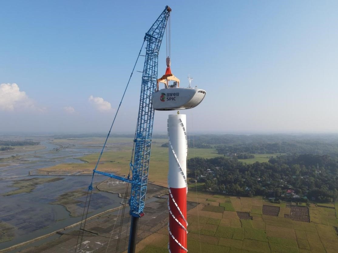 孟加拉國科巴風(fēng)電項目首臺風(fēng)機(jī)吊裝。國家電投供圖