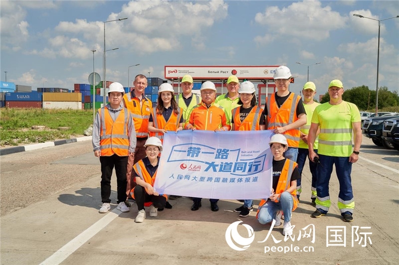 人民網(wǎng)記者在莫斯科別雷拉斯特物流中心采訪。