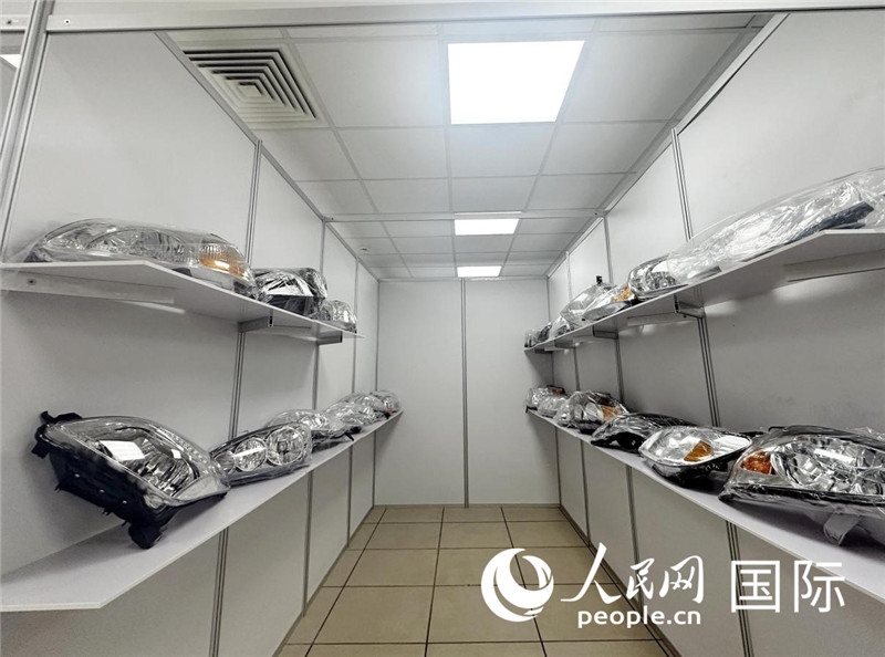 在位于莫斯科格林伍德國際貿(mào)易中心的浙江寧波優(yōu)質(zhì)商品展銷中心內(nèi)，展示著來自浙江寧波慈溪市的汽車配件樣品。人民網(wǎng)記者 申佳平攝