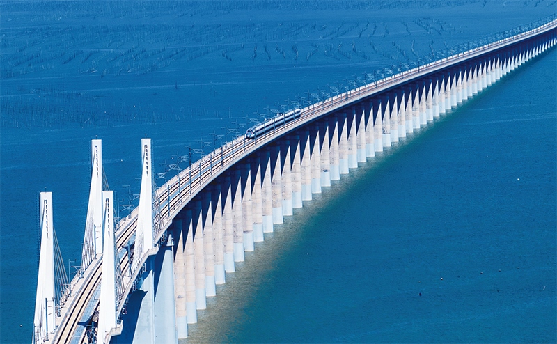 2023年9月28日，中國(guó)首條時(shí)速350公里跨海高鐵——福廈高鐵正式開(kāi)通運(yùn)營(yíng)。圖為一列運(yùn)行試驗(yàn)車組駛過(guò)福廈高鐵湄洲灣跨海大橋（9月19日攝，無(wú)人機(jī)照片）。 新華社記者 魏培全/攝