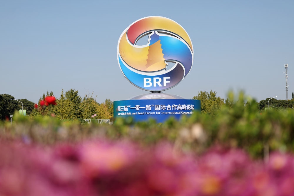 這是在北京市北土城路附近拍攝的“一帶一路”國際合作高峰論壇景觀布置（2023年10月16日攝）。