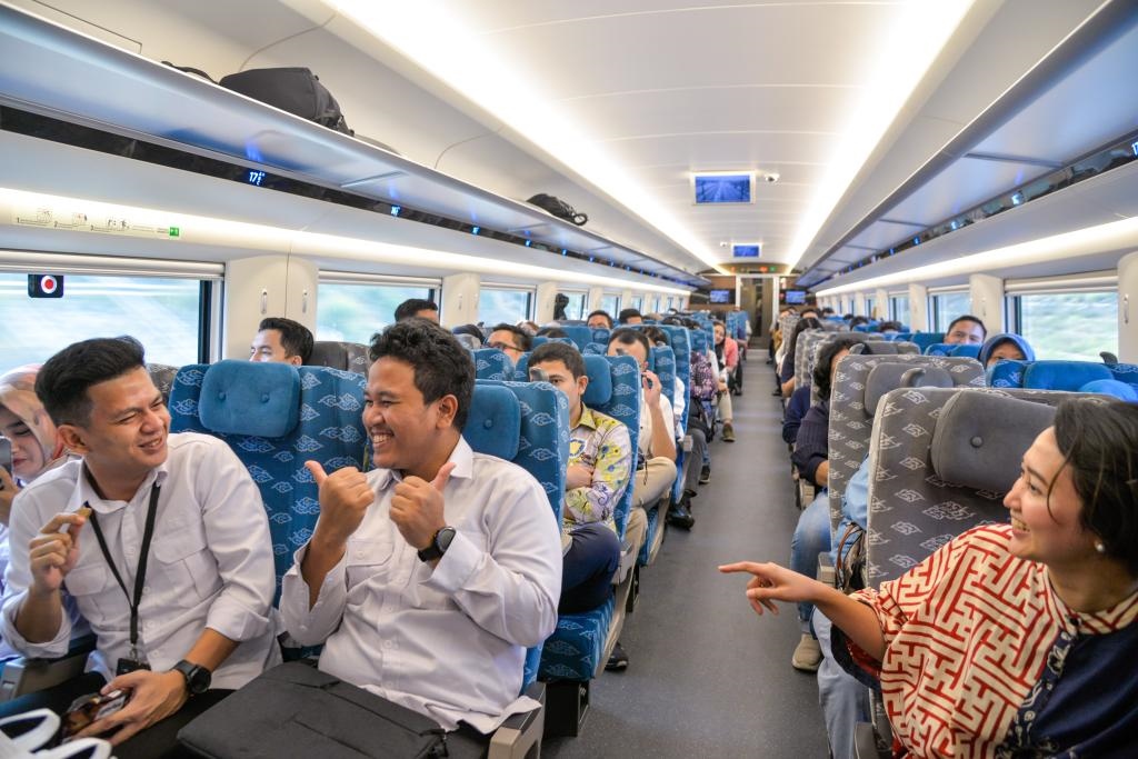 10月17日，乘客在行駛中的雅萬高鐵高速動車組列車車廂內(nèi)交談。