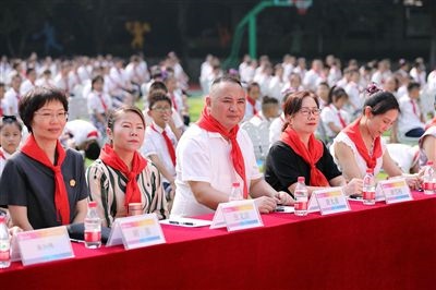 圖②：全國(guó)人大代表與朵力小學(xué)學(xué)生一起聽(tīng)課。