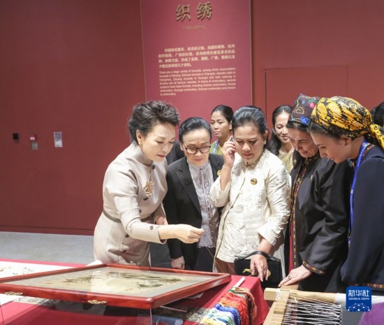  10月18日上午，國(guó)家主席習(xí)近平夫人彭麗媛邀請(qǐng)出席第三屆“一帶一路”國(guó)際合作高峰論壇的外方領(lǐng)導(dǎo)人夫人參觀中國(guó)工藝美術(shù)館（中國(guó)非物質(zhì)文化遺產(chǎn)館）。這是彭麗媛同外方領(lǐng)導(dǎo)人夫人觀看刺繡。新華社記者 殷博古 攝