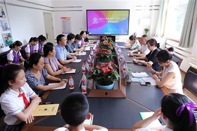 圖⑤：法治宣講結(jié)束后，重慶五中院組織召開(kāi)座談會(huì)，聽(tīng)取人大代表和朵力小學(xué)教師、家長(zhǎng)代表對(duì)法院未成年人保護(hù)工作的意見(jiàn)建議。