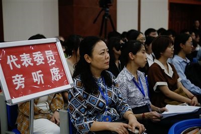 圖④：重慶五中院在西南政法大學(xué)開(kāi)庭審理一起執(zhí)行異議之訴二審案，重慶市人大代表張濤（左一）、周藝梅（左二）和學(xué)生一起觀(guān)摩庭審。