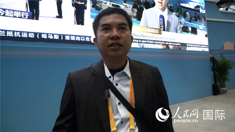 印尼《辛加朗綜合日?qǐng)?bào)》記者班邦·蘇利斯提奧（Bambang Sulistio）與記者交談。人民網(wǎng) 楊春燕攝